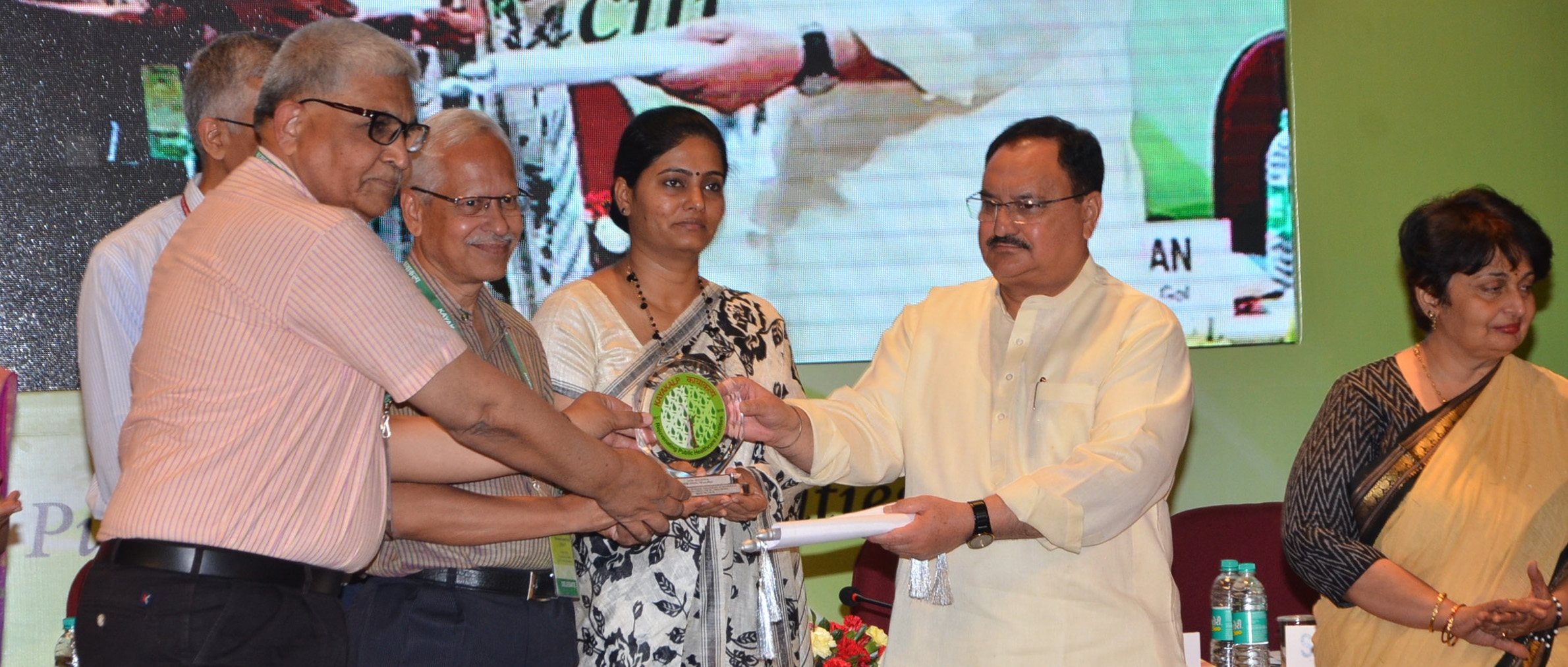 Shri JP Nadda, Union Health and Family Welfare Minister and Ms Anupriya Patel MoS, MoHFW honor MGIMS with the Kayakalp Award